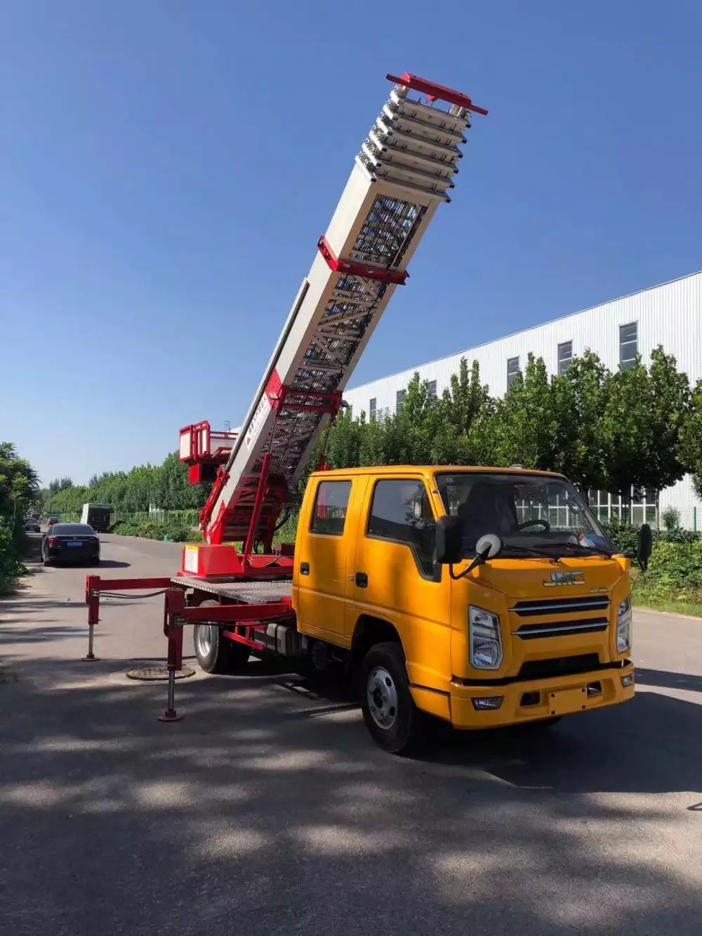 枞阳县附近的云梯车出租服务：轻松解决高空作业需求