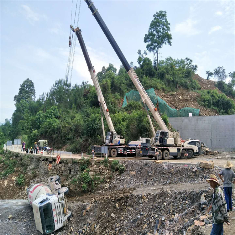 枞阳县汽车掉沟里叫吊车救援要多少钱